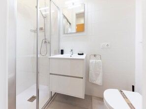 Dusche, Haartrockner, Handtücher