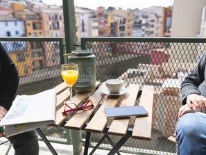 Outdoor dining - Plaça Independència Sun- Holiday Apartment in Girona | Bravissimo (Girona)