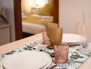 1 habitación, tabla de planchar con plancha, internet y ropa de cama 