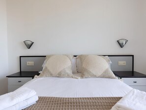 3 habitaciones, tabla de planchar con plancha, internet y ropa de cama 
