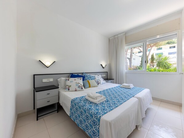 3 bedrooms, iron/ironing board, internet, bed sheets