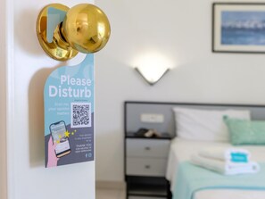 3 habitaciones, tabla de planchar con plancha, internet y ropa de cama 