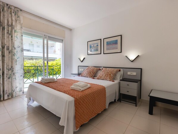 3 bedrooms, iron/ironing board, Internet, bed sheets