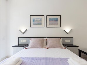 3 bedrooms, iron/ironing board, Internet, bed sheets