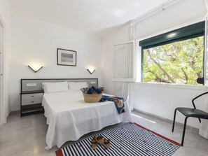 3 habitaciones, tabla de planchar con plancha, internet y ropa de cama 