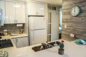 Kjøleskap, mikrobølgeovn, kokeplater og oppvaskmaskin