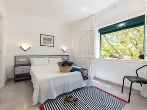 3 bedrooms, iron/ironing board, Internet, bed sheets