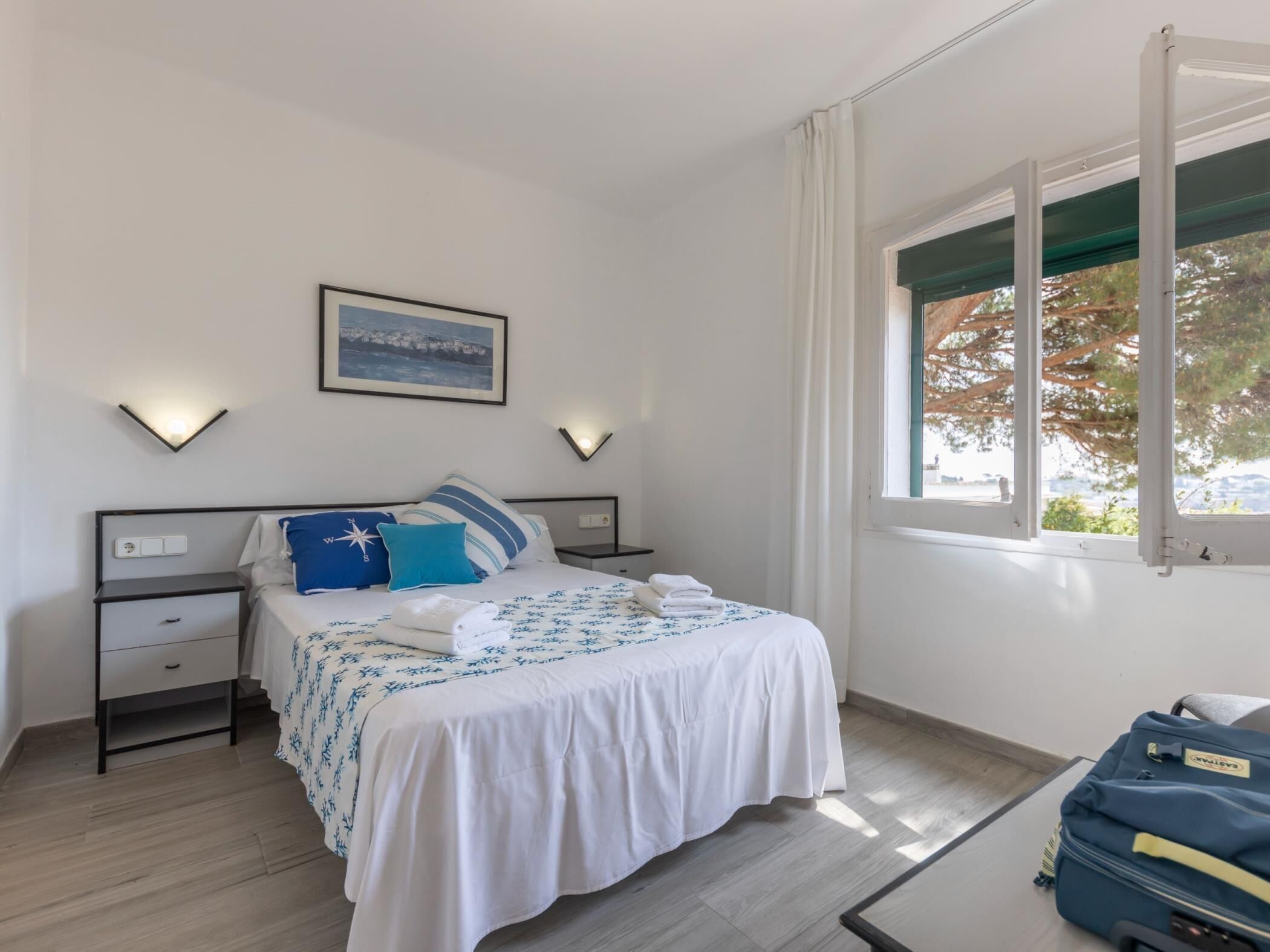 4 bedrooms, iron/ironing board, internet, bed sheets