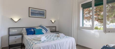 4 soverom, strykejern/-brett, internettilgang og sengetøy