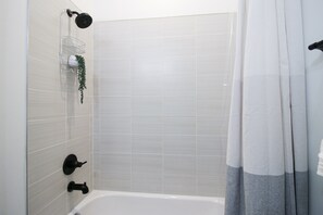 Haartrockner, Handtücher, Seife, Toilettenpapier