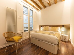 3 bedrooms, desk, iron/ironing board, Internet - Ferreries 27 - Holiday Apartment Rental in Girona | Bravissimo (Girona)