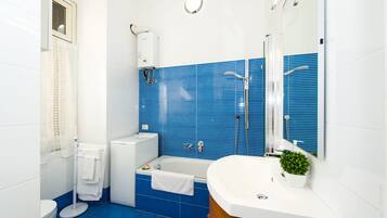 Appartement | Salle de bain | Ensemble douche/baignoire, sĂšche-cheveux, bidet, serviettes fournies