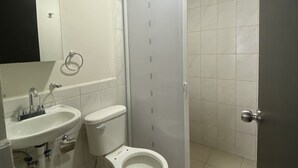 A bathroom with a sink, toilet, and shower. - room rental (Tehuacán)