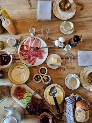 Daily buffet breakfast (SEK 175 per person)