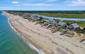 Ubicación a pie de playa, tumbonas y toallas de playa