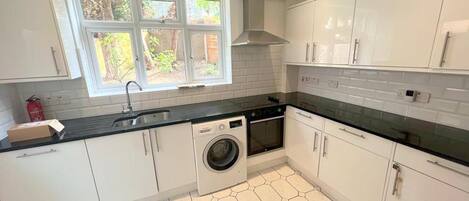 Appartamento | Cucina privata | Frigorifero, microonde, forno, piano cottura