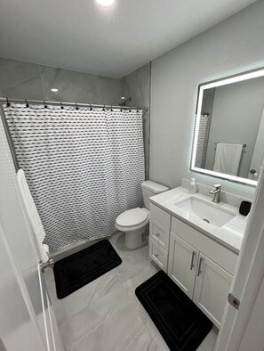 Dutxa, tovalloles, sabó i xampú 