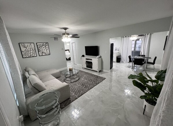 Smart TV, Netflix, books, streaming services - Newly Remodeled Modern Home (New Port Richey)