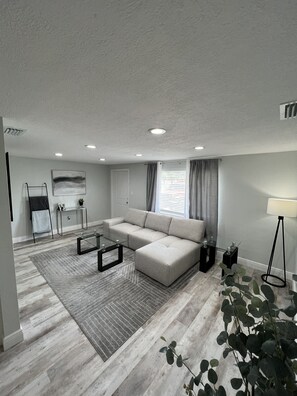 Smart TV, Netflix, books, streaming services - Newly Remodeled Modern Home (New Port Richey)