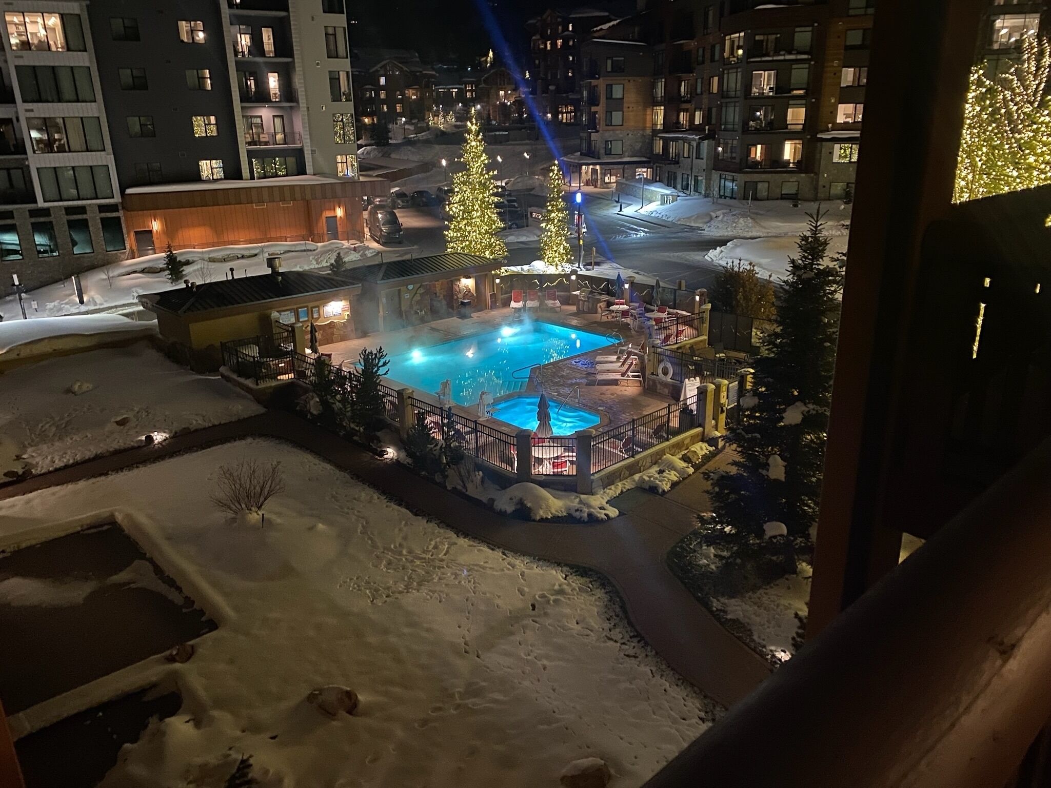 Utendørsbasseng og et oppvarmet basseng