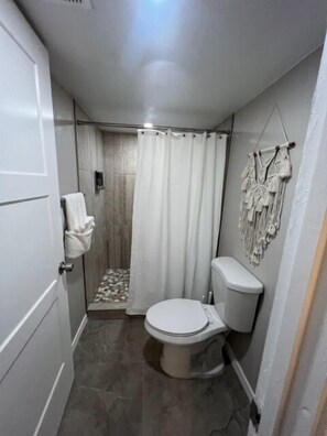 Bruser, hårtørrer, bidet, håndklæder