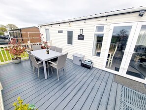 Cabin | Outdoor dining - Fantastic 3 Bed Lodge Near Morpeth - Deer View (Morpeth)