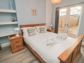 2 bedrooms, individually decorated, individually furnished, free WiFi