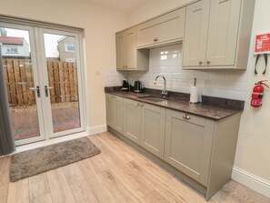 Frigorífico, lavavajillas, hervidor eléctrico y tostadora