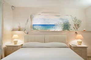 5 bedrooms, WiFi, bed sheets - [SEAFRONT VILLA] with private pool and yacuzzi (Baja Sardinia)