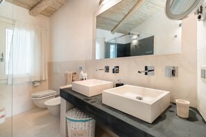 Ducha, secador de pelo, bidet, toallas