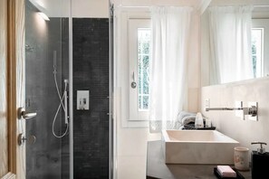 Een douche, een haardroger, een bidet, handdoeken