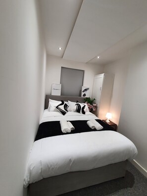 3 bedrooms, desk, WiFi, bed sheets - “Family-Friendly Fun: Spacious Home Near Top Attractions” (Ironville)