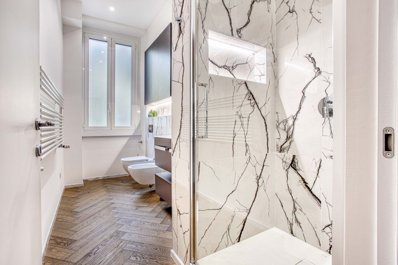 Shower, hair dryer, bidet, towels
