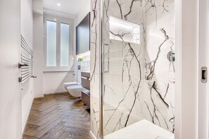 Doccia, asciugacapelli, bidet, asciugamani