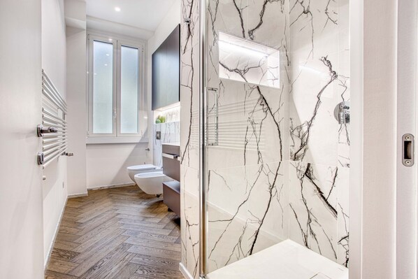Dusche, Haartrockner, Bidet, Handtücher