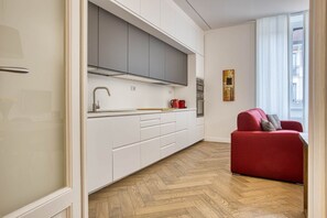 Frigorifero, microonde, forno, piano cottura