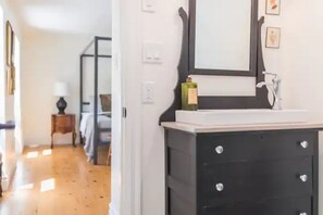 Room - Port Talbot White House. (Fingal)