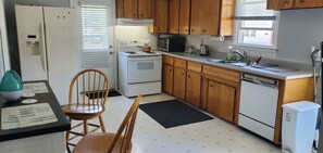 Private kitchen - Entire Cozy unit with In-Unit Washer and Dryer (Worcester)