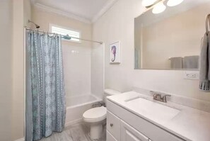 Shower, towels, soap - LiL Piece of Paradise (Little Torch Key)