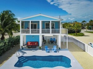 Alberca al aire libre y alberca climatizada