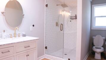 Dusche, Handtücher, Toilettenpapier