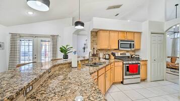 Micro-ondes, lave-vaisselle, grille-pain, chaise haute