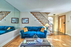 TV, fireplace - Townhome w/ Porch, 7 Mi to Lincoln Financial Field (Yeadon)