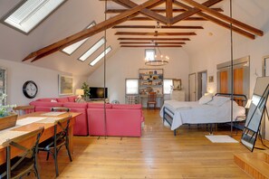 Desk, iron/ironing board, WiFi, bed sheets
