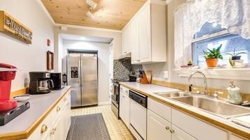 Coffee/tea maker, fridge, microwave, stovetop