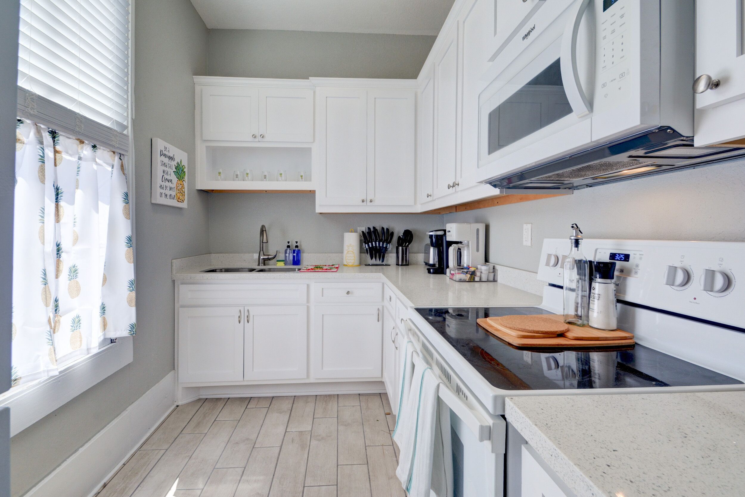 Geladeira, micro-ondas, fogão, cooktop