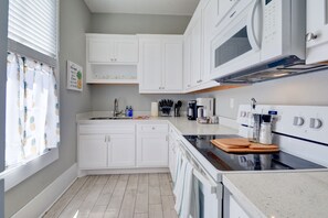 Geladeira, micro-ondas, fogão, cooktop