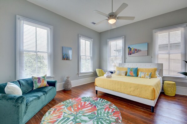 A bedroom with a bed, a ceiling fan, and a window with blinds. - Beauty on Ball - Main 2 - King Bed, Near restaurants and beach!! (Galveston)