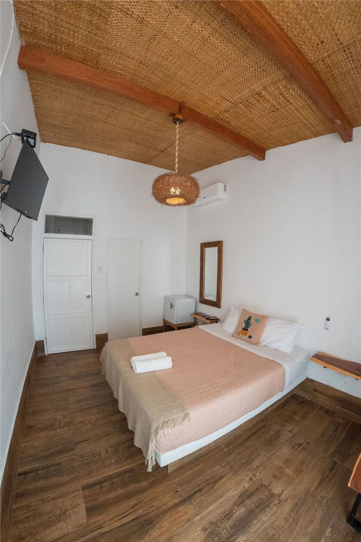 Ropa de cama de alta calidad, minibar, wifi gratis y ropa de cama