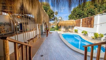 2 outdoor pools